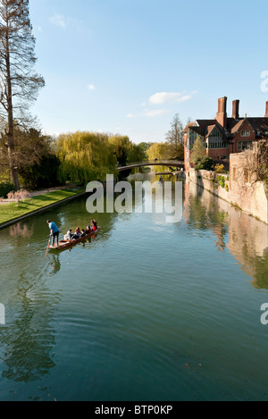 Clair College und den Rücken auf dem Fluss Cam in Cambridge an einem lauen Sommerabend mit punt in der Ferne. Stockfoto