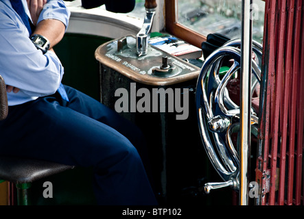 Straßenbahnfahrer, Lissabon, Portugal Stockfoto