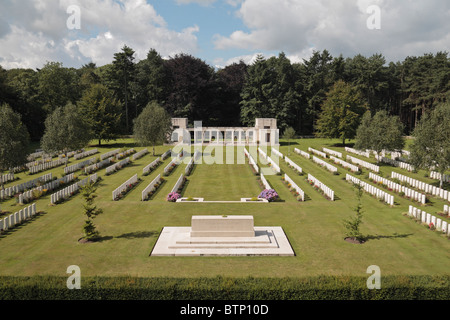 Blick über den Buttes neue British Cemetery & New Zealand Memorial, Polygon-Holz, in der Nähe von Zonnebeke, Belgien. Stockfoto