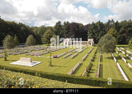 Blick über den Buttes neue British Cemetery & New Zealand Memorial, Polygon-Holz, in der Nähe von Zonnebeke, Belgien. Stockfoto