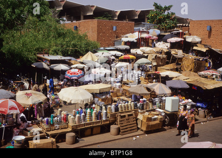 Ouagadougou, Burkina Faso. Sonnenschirme schützen Kochen Utensil Anbieter aus der Mittagssonne außerhalb von Ouagadougou Zentralmarkt. Stockfoto