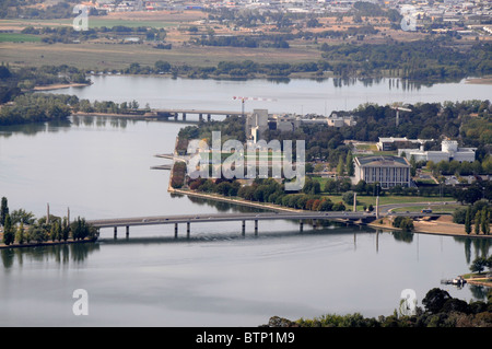 Blick auf die National Library of Australia am Ufer des Lake Burley in Canberra, Australien Stockfoto