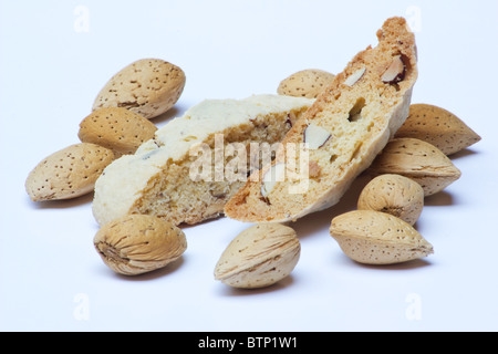 Nahaufnahme von Biscotti und Mandeln auf weißem Hintergrund Stockfoto