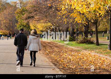 Paar wenige - Hyde Park im Herbst - London Stockfoto