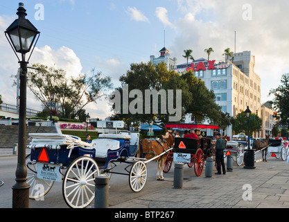 Pferd und Kutsche fährt vor der alten Jax Brauerei am späten Nachmittag, Jackson Square, French Quarter, New Orleans, Louisiana Stockfoto