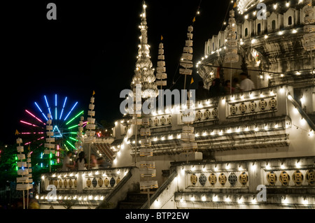 Der Tempel Phra Samut Chedi in Samut Prakan, Thailand, dekoriert in einem Tempelfest Stockfoto