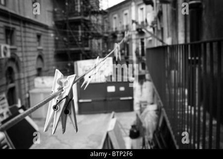 Wäscheklammern an die Wäscheleine in der Stadt Stockfoto