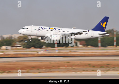 Air One Airbus A320 216 im Finale fur die Start und Landebahn 32. Dieses Flugzeug war eines von mehreren die spater in Alitalia Farben lackiert wurden Stockfotografie Alamy