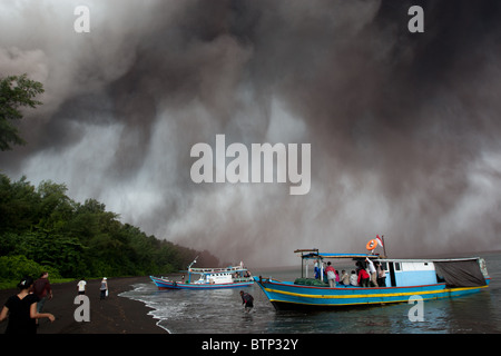 Krakatau und Anak Krakatau Vulkane in der Sunda-Straße, Indonesien, 24. Oktober 2010 Stockfoto