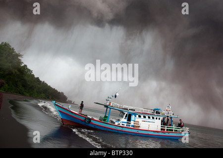 Krakatau und Anak Krakatau Vulkane in der Sunda-Straße, Indonesien, 24. Oktober 2010 Stockfoto