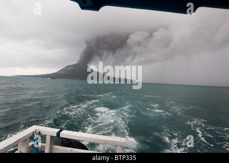 Krakatau und Anak Krakatau Vulkane in der Sunda-Straße, Indonesien, 24. Oktober 2010 Stockfoto