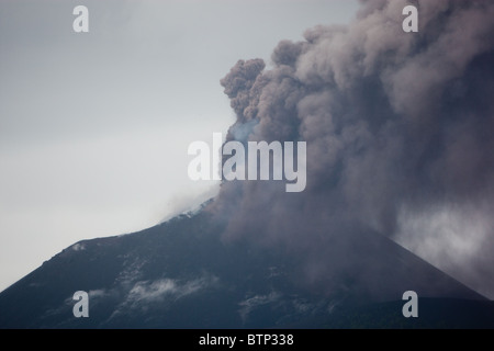 Krakatau und Anak Krakatau Vulkane in der Sunda-Straße, Indonesien, 24. Oktober 2010 Stockfoto