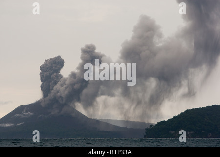 Krakatau und Anak Krakatau Vulkane in der Sunda-Straße, Indonesien, 24. Oktober 2010 Stockfoto