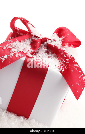 Geschenk-Boxen mit einer roten Satinband Schleife, Closeup gebunden. Stockfoto