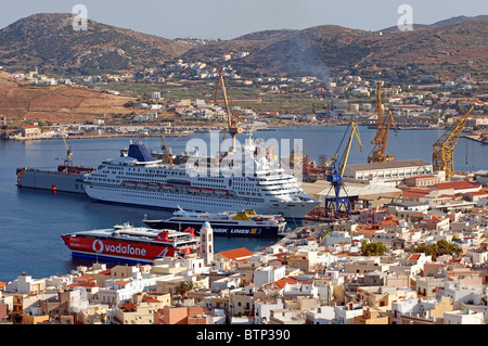 Der wichtigste Hafen von Ermoupolis und die Hauptstadt der Kykladen Insel Syros, Griechenland. Stockfoto