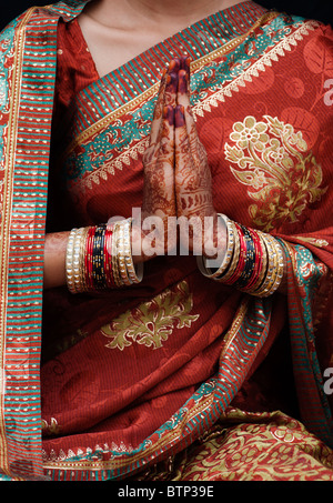 Indisches Mädchen tragen traditionelle Seiden-sari mit Henna Gebet die Hände. Indien Stockfoto