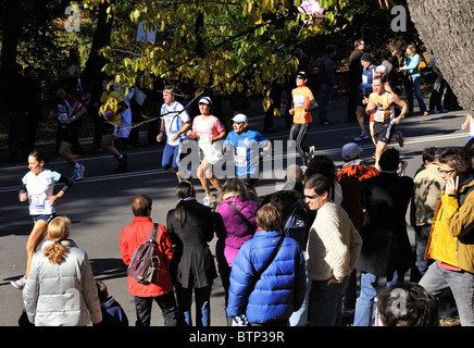 New York - 7 Nov.: Massen im Central Park Uhr Läufer 2010Neue-York-City-Marathon in der Nähe von die letzten Meilen des Rennens Stockfoto