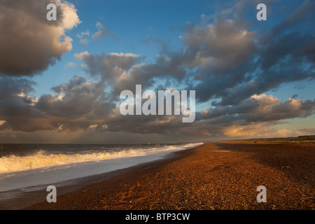 Cley Beach Norfolk UK auf einem windigen Herbsttag Stockfoto