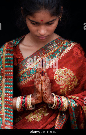 Indische Mädchen trägt traditionelle Seide Sari mit Henna Gebet Hände Stockfoto