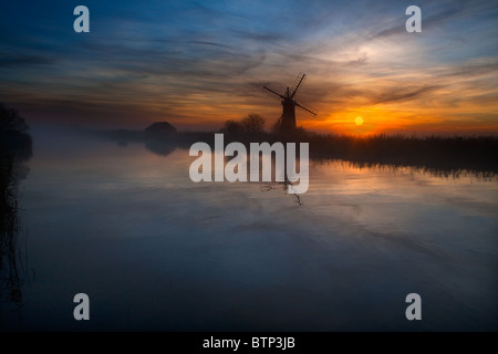 St Benets Ebene Entwässerung Windmühle Norfolk Broads im Winter Sonnenuntergang Stockfoto