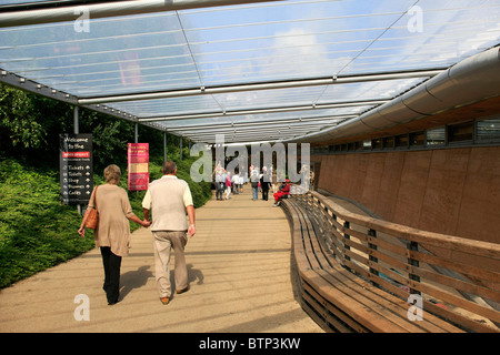 Undercover Gang zum Visitor Center an der Eden Projekt Cornwall Stockfoto