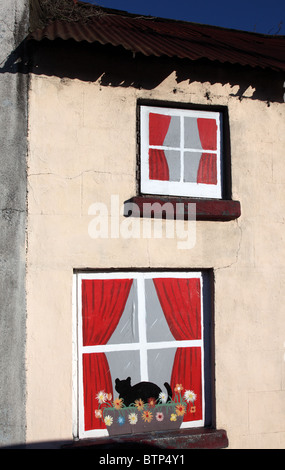 Trompe-l'oeil-Windows, verfallenes Cottage, Carrickmacross, Co Monaghan, Irland Stockfoto
