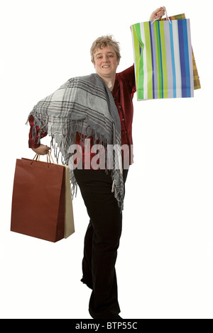 Mittelalter kurze Haare blonde Frau hält mehrere Einkaufstaschen Stockfoto