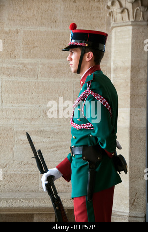 Einer der Wächter des Felsens steht vor dem Palazzo Pubblico in Piazza della Libertà in der Republik San Marino Stockfoto