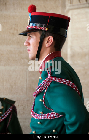 Einer der Wächter des Felsens steht vor dem Palazzo Pubblico in Piazza della Libertà in der Republik San Marino Stockfoto