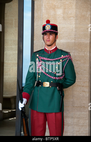 Einer der Wächter des Felsens steht vor dem Palazzo Pubblico in Piazza della Libertà in der Republik San Marino Stockfoto