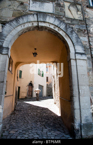 Ein Alter Mann geht auf einem steilen Hügel in Pennabilli eine Kleinstadt in Pesaro e Urbino, Marken, Italien Stockfoto