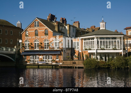 England Buckinghamshire Eton, Haus auf der Bruecke & Themse Stockfoto