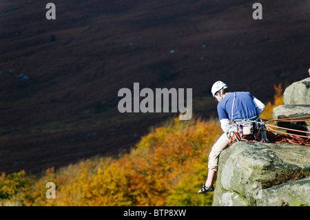 Klettern auf Stanage Edge im Peak District, Derbyshire, England Stockfoto