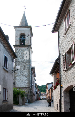 Hauptstraße der Stadt von Mercatale in der Nähe von Sassocorvaro, le Marche Stockfoto