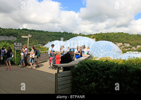 Die Aussichtsplattform nach unten in die stillgelegte Tongrube jetzt das Eden Project in Cornwall Stockfoto