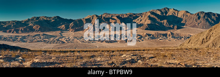 Mojave-Wüste und Owlshead Mts über Vertrauen Hills Sonnenaufgang von Harry Wade Road in Death Valley Nationalpark, Kalifornien, USA Stockfoto