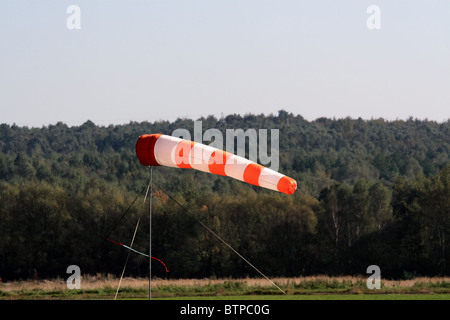 Windsack auf einem Sport-Flugplatz. Stockfoto