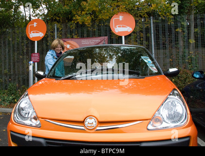 Frau Elektroauto mietete von GoGo Elektroautos Kennenlernen kostenlos EV Elektrobay laden Punkt Sainsbury's London Stockfoto