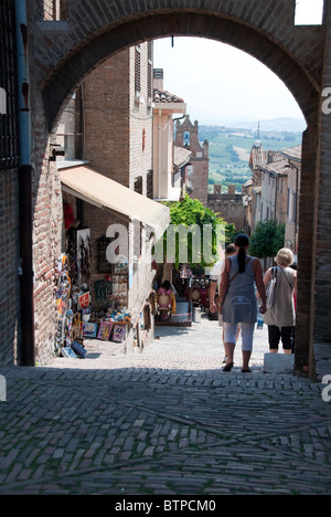 Auf der Suche nach unten Via Umberto I, Burg von Gradara, Urbino Provinz Persaro, Le Marche, Italien Stockfoto