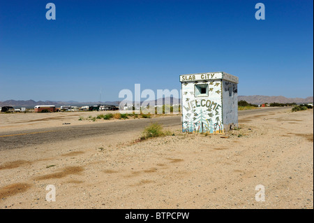 Tor Hauseingang Slab City Camp in der Nähe von Niland, südlichen Kalifornien USA. Besetzte verlassenen Weltkrieg Marine barracks. Stockfoto