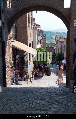 Auf der Suche nach unten Via Umberto I, Burg von Gradara, Urbino Provinz Persaro, Le Marche, Italien Stockfoto