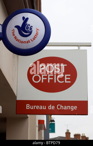 Postamt und nationale Lotterie-Schild außerhalb der Main-Post in Banbury Stockfoto