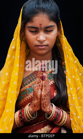 Indisches Mädchen tragen traditionelle Seiden-sari mit Henna Gebet die Hände. Indien Stockfoto
