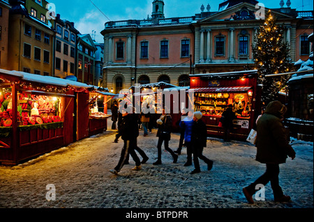 Traditioneller Weihnachtsmarkt am Stortorget in Gamla Stan, Old Town in Stockholm Schweden im Dezember Stockfoto