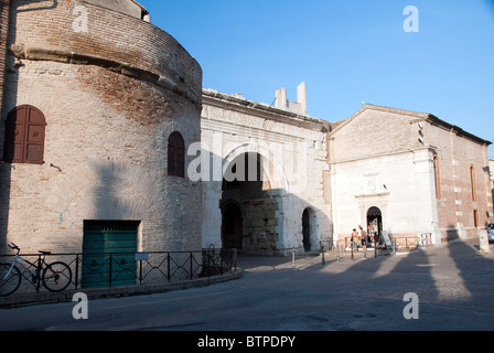 Bogen des Augustus Fano, Italien und der angrenzenden Kirche von San Michele Stockfoto