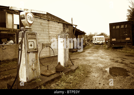 Alte Zapfsäulen auf Garage Vorplatz in Whitechapel Dorf, Lancashire, England Stockfoto