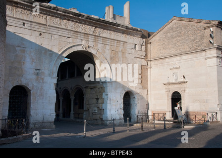 Bogen des Augustus Fano, Italien und der angrenzenden Kirche von San Michele Stockfoto