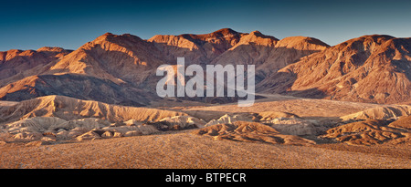 Owlshead Berge über Vertrauen Hügel in Mojave-Wüste von Jubilee Pass Road, Death Valley Nationalpark, Kalifornien, USA Stockfoto