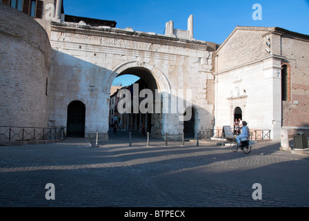 Bogen des Augustus Fano, Italien und der angrenzenden Kirche von San Michele Stockfoto