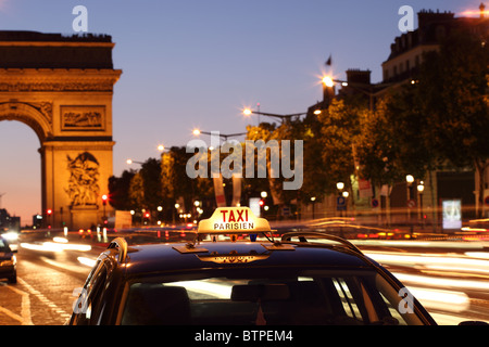 Paris-Taxi durch den Arc de Triumph Stockfoto